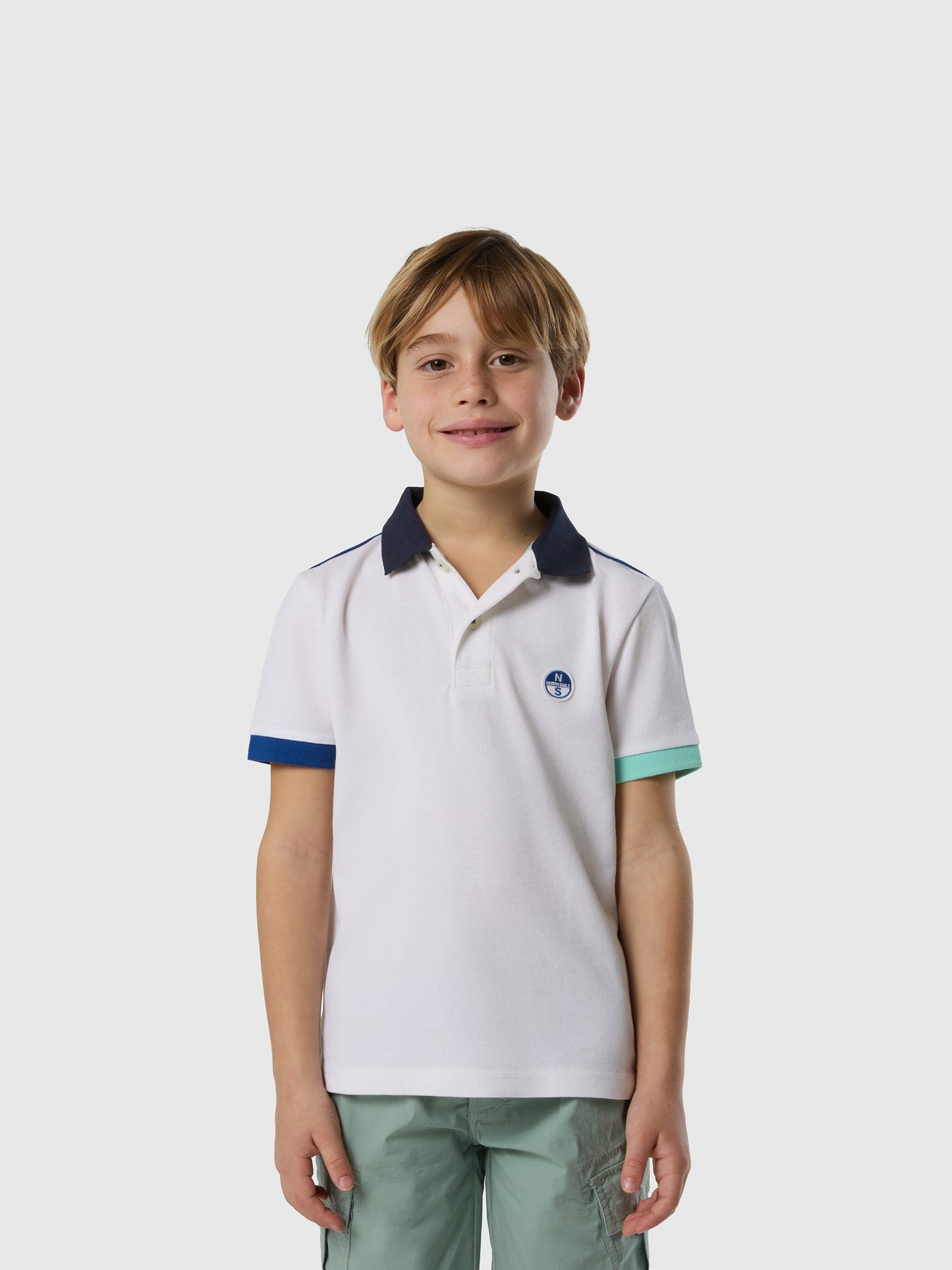 Polo bianca con colletto blu