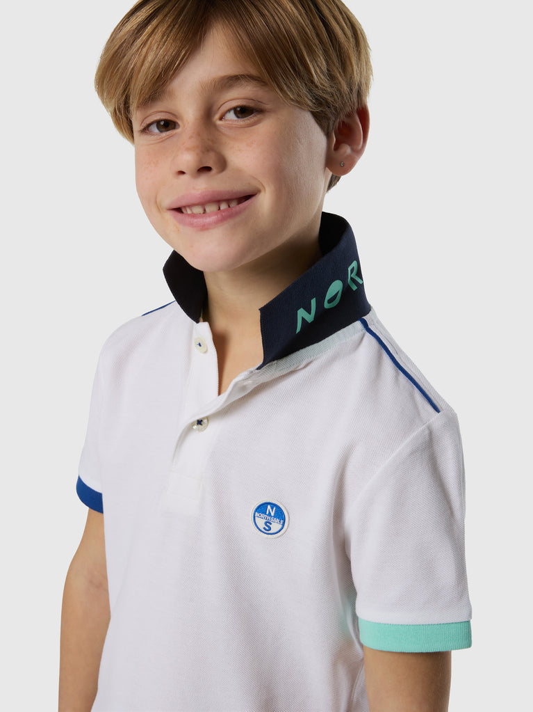 Polo bianca con colletto blu