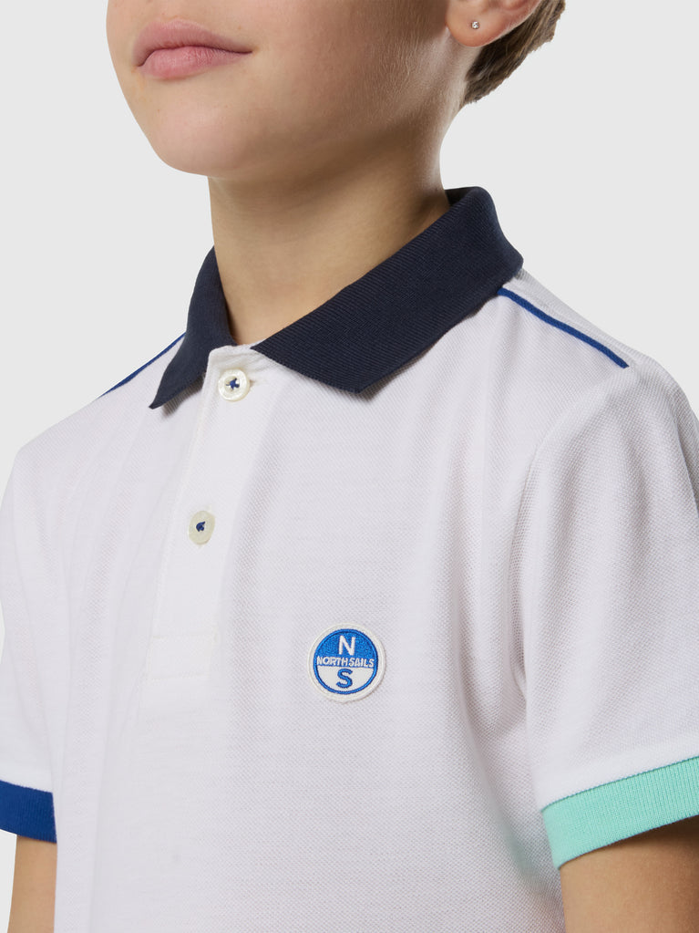 Polo bianca con colletto blu