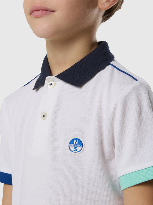Polo bianca con colletto blu